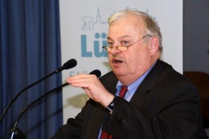 Minister Schneider am Mikrofon beim Vortrag