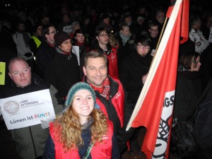 Auch die Jusos Lünen zeigen Flagge – hier Daniel Dauster, Nina Kotissek und Vorsitzender Daniel Wolski.