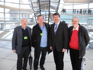 SPD-Bundestagsabgeordneter Michael Thews (3. von links) begrüßte unter der Kuppel des Reichstagsgebäudes von der Arbeitsgemeinschaft für Arbeitnehmerfragen (AfA) in der Lüner SPD Thomas Klüh, Udo Kath und Paul Naumann (v. l.)