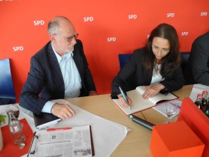 AfA-Vorsitzender,  Hans-Georg Fohrmeister, sorgte für die Eintragung von Yasmin Fahimi in das Lüner SPD-Gästebuch
