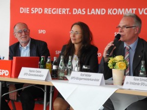 Rolf Möller (links) moderierte die Diskussion mit Yasmin Fahimi (Mitte). AfA-Stadtverbandsvorsitzender, Hans-Georg Fohrmeister (links) hatte zur Arbeitnehmerkonferenz eingeladen.